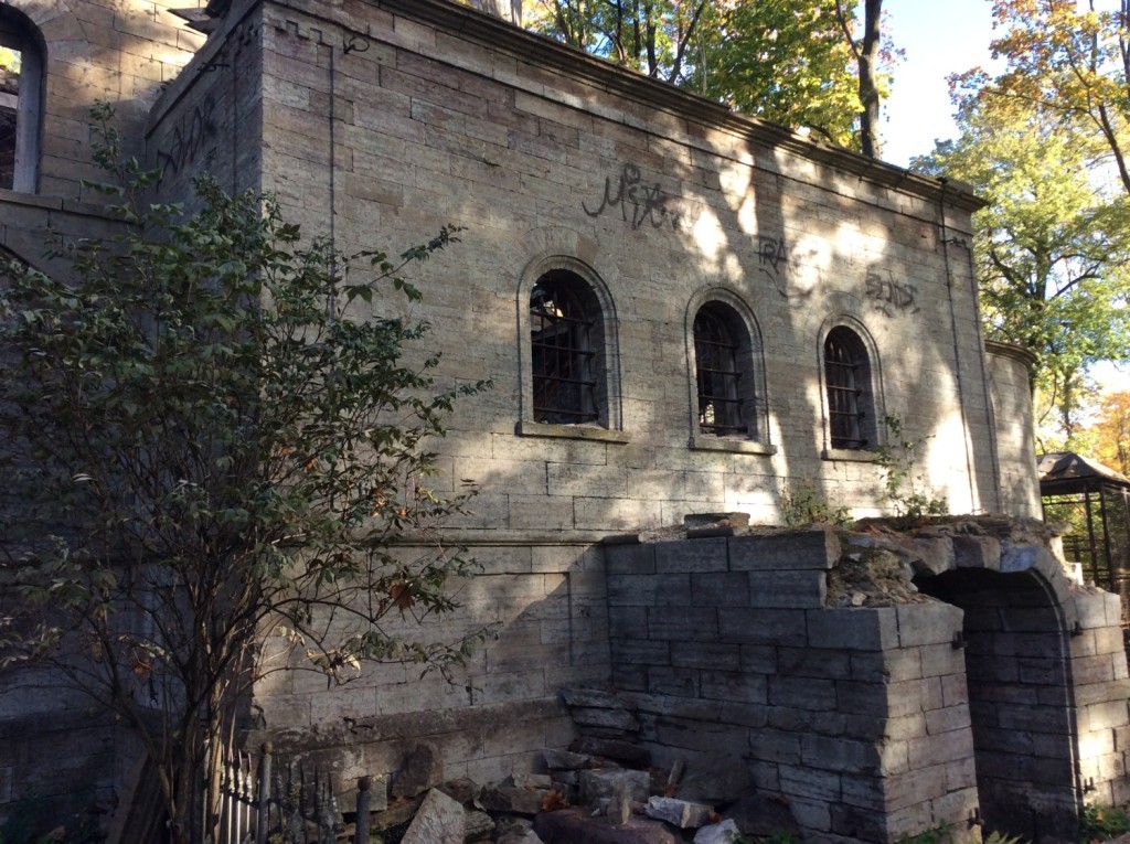 Ивангородское кладбище: когда мертвые упрекают живых