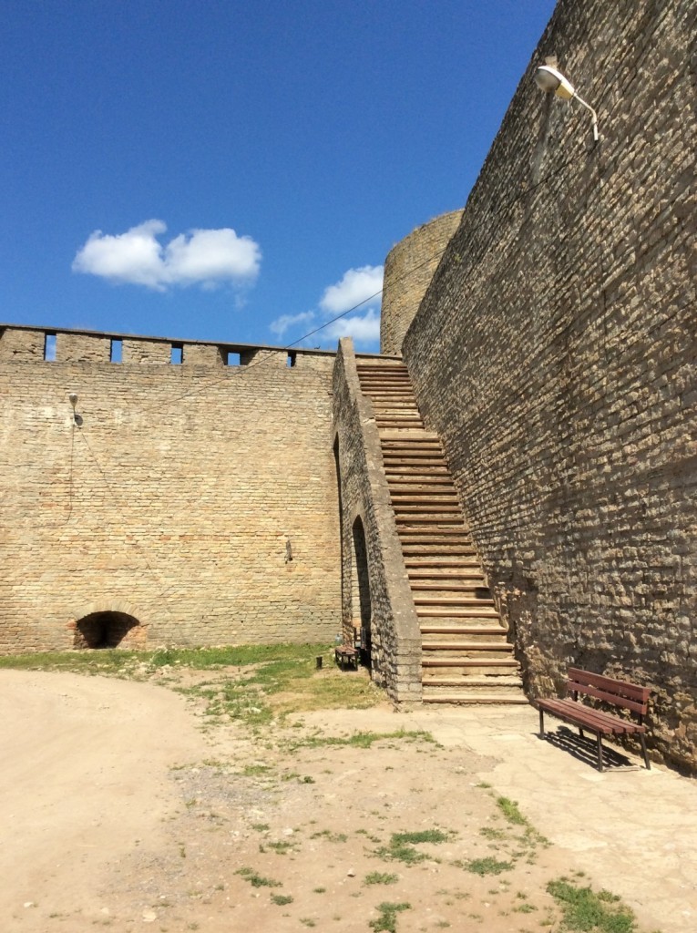 Находящаяся справа лестница приглашает подняться на крепостную стену