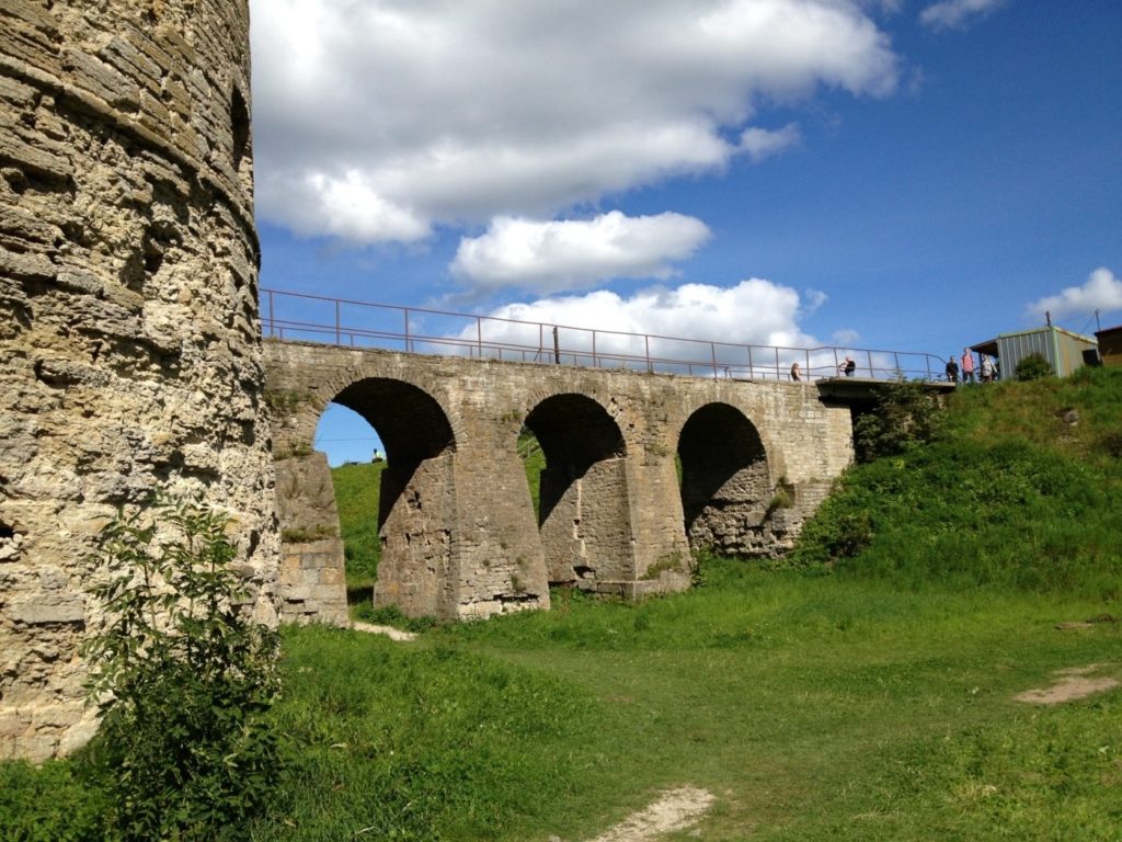 Крепость в Копорье. Копорская крепость. Крепостной мост.
