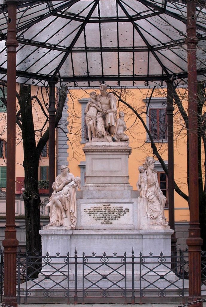 Памятник Демидову во Флоренции на Демидовской площади 