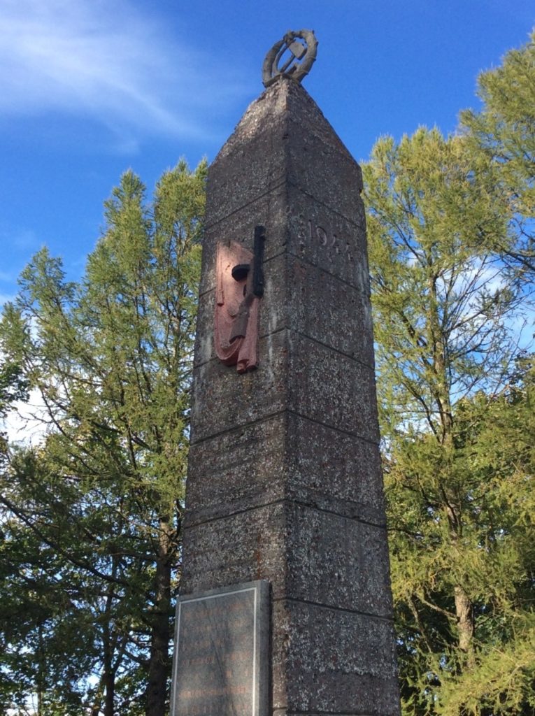 Памятник-обелиск воинам 30-го гвардейского корпуса. Село Русско-Высоцкое. Ломоносовский район.