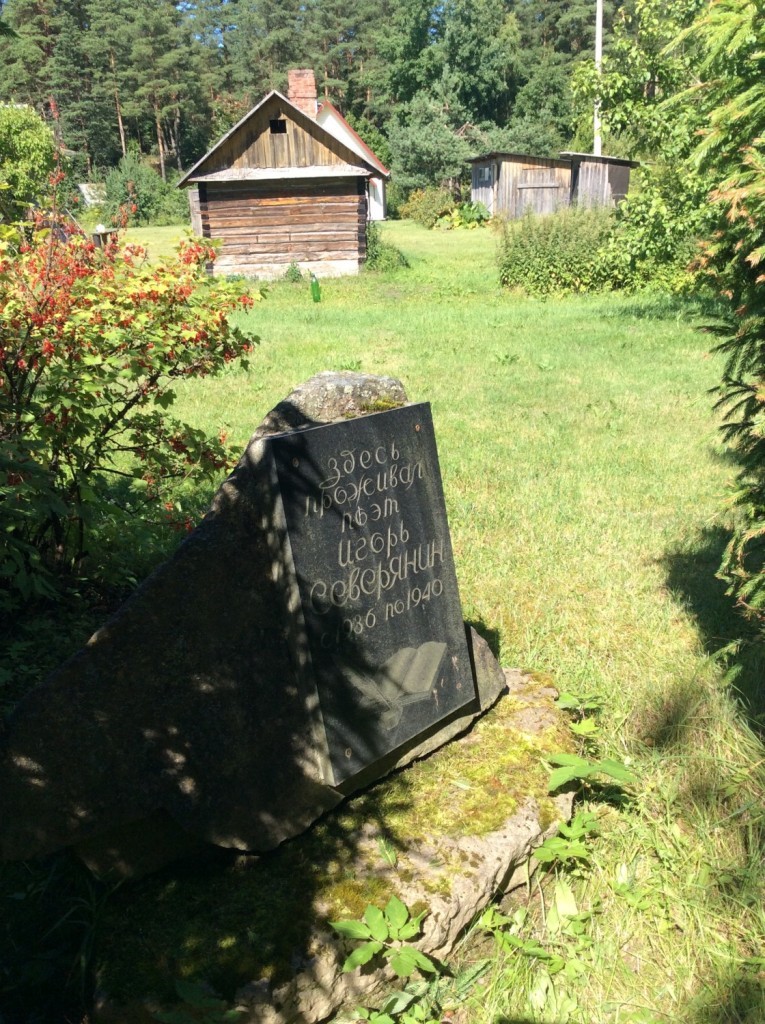 Памятный камень в честь поэта Игоря Северянин - самого известного жителя Саркюля
