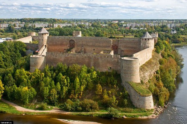 Так выглядит Ивангородская крепость из Нарвы