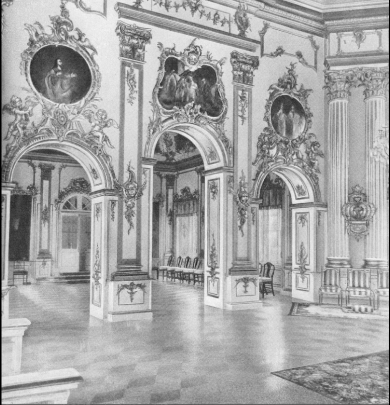 Интерьеры Церковного корпуса Большого Петергофского дворца в начале 20 века.