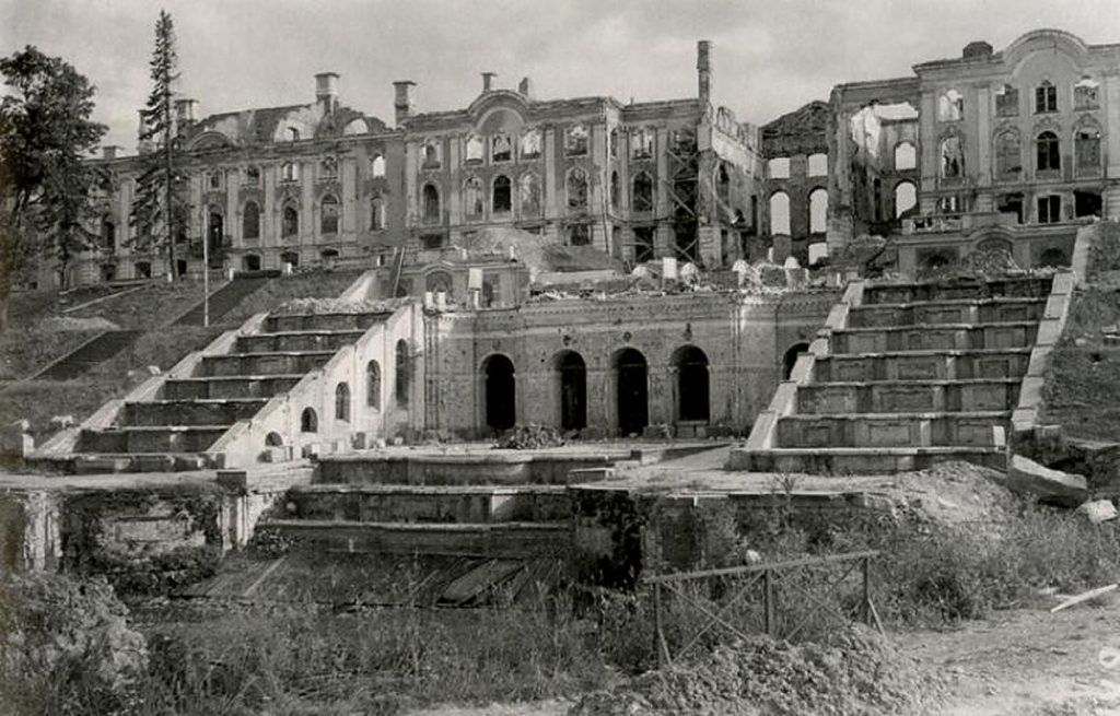 Руины Большого Петергофского дворца.