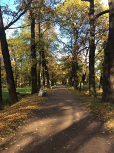 Парк усадьбы Демидова-Эбсворта «Литания» на Петергофской дороге. Красносельский район Санкт-Петербурга.