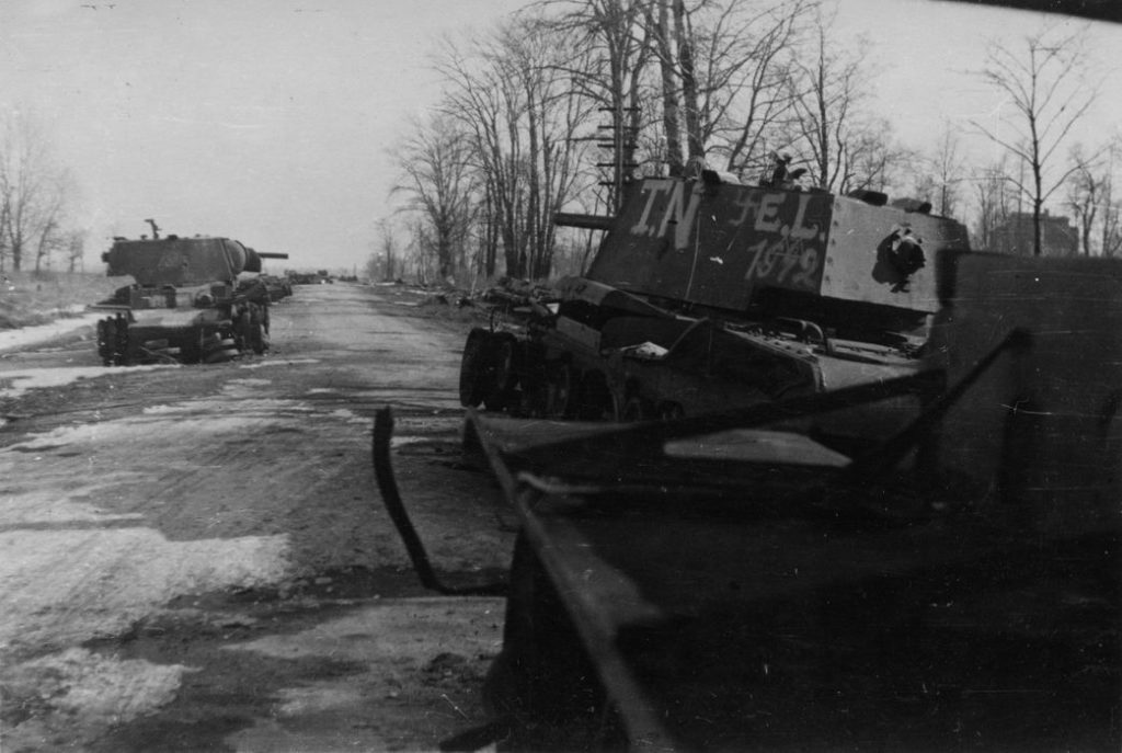 Участок Петергофской дороги. Фото предположительно 1943 г. Справа за танком на дальнем плане виден усадебный дом Демидова-Эбсворта.