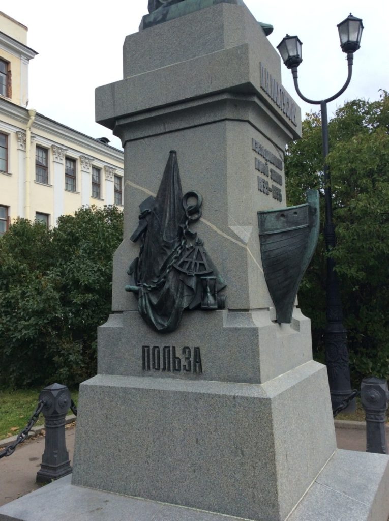 Памятник Пахтусову в Кронштадте