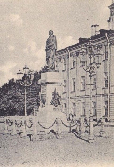 Памятник Пахтусову в Кронштадте.