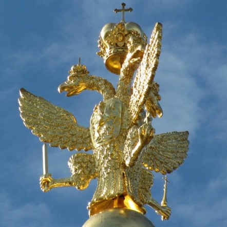 Трёхглавый орёл на шпиле Гербового корпуса Большого Петергофского дворца.