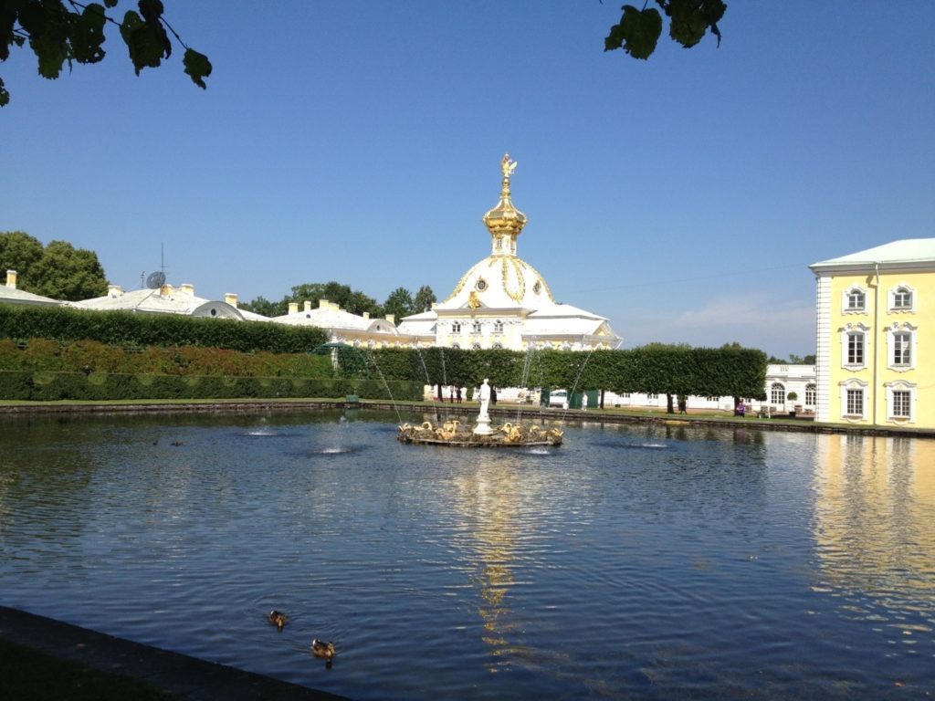 Большой Петергофский дворец, Корпус под Гербом