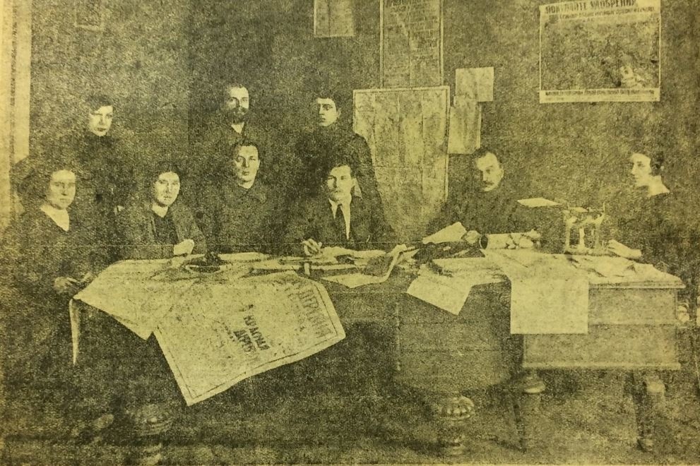 Редакция Красной деревни.Профессор Штейнбрег сидит второй справа.1923 год
