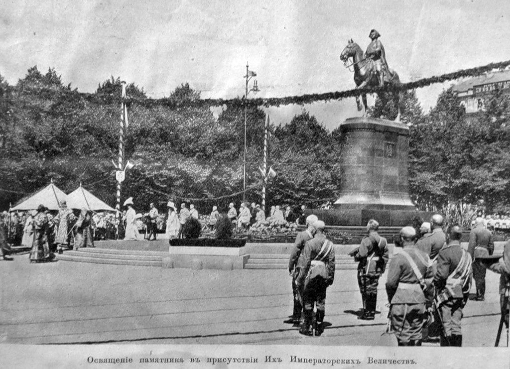 Памятник Петру Первому на Александрвоском бульваре в Риге