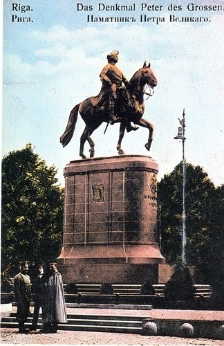Памятник Петру Первому на Александрвоском бульваре в Риге