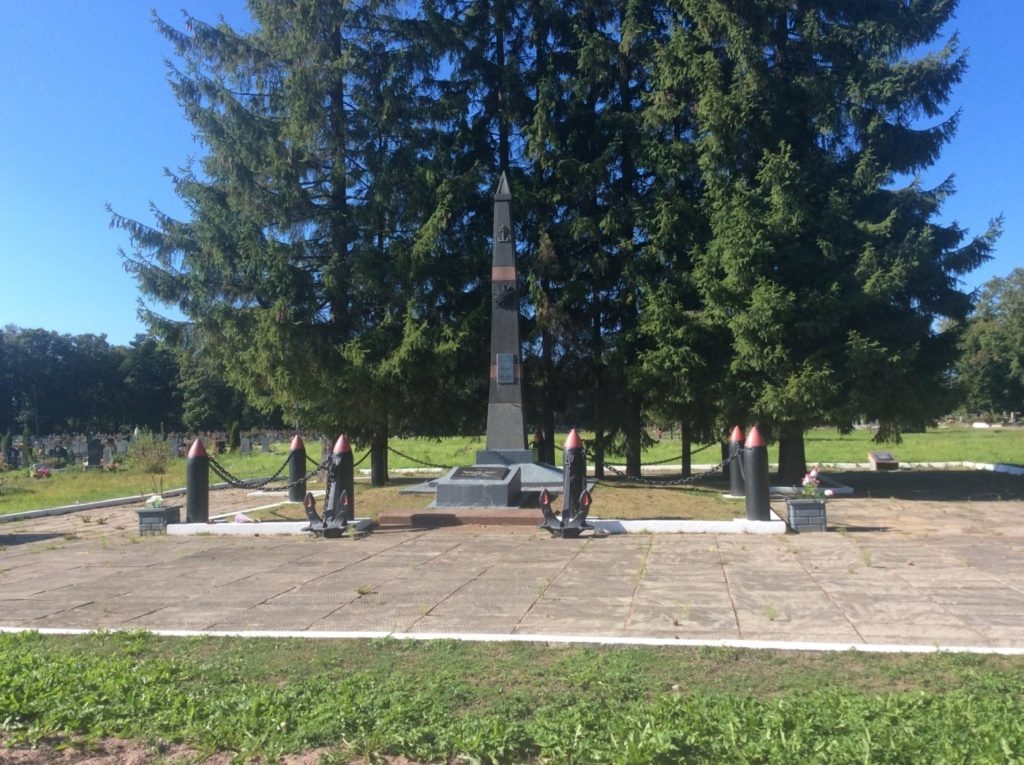 Памятник погибшим морякам линкора "Марат"