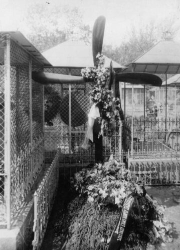 Могила летчика М.Г.Балабушка на Волковом кладбище
