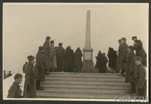 Обелиск защитникам Ленинграда. Привал. Верстовой столб. Петергофское шоссе, Проспект маршала Жукова